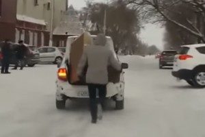 Originalu: štai kaip rusas sugalvojo pervežti sofą