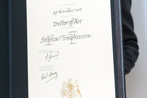 Prancūzijoje 91 metų moteris gavo daktaro laipsnį po 30 metų