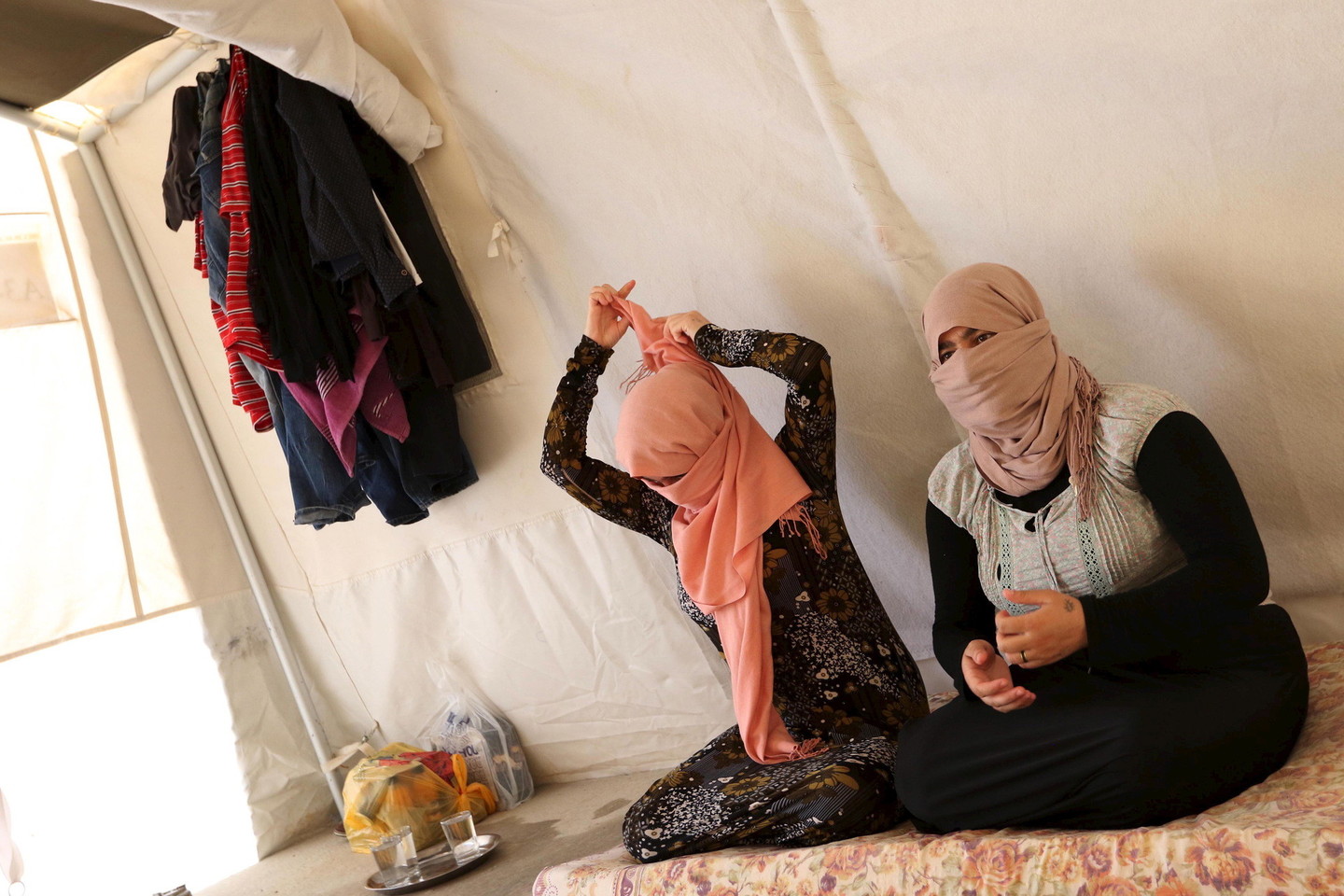 Jazidžių moterys dažnai paverčiamos sekso vergėmis po to, kai džihadistai užpuolė šios religinės mažumos gimtinę.<br>Reuters/Scanpix nuotr.