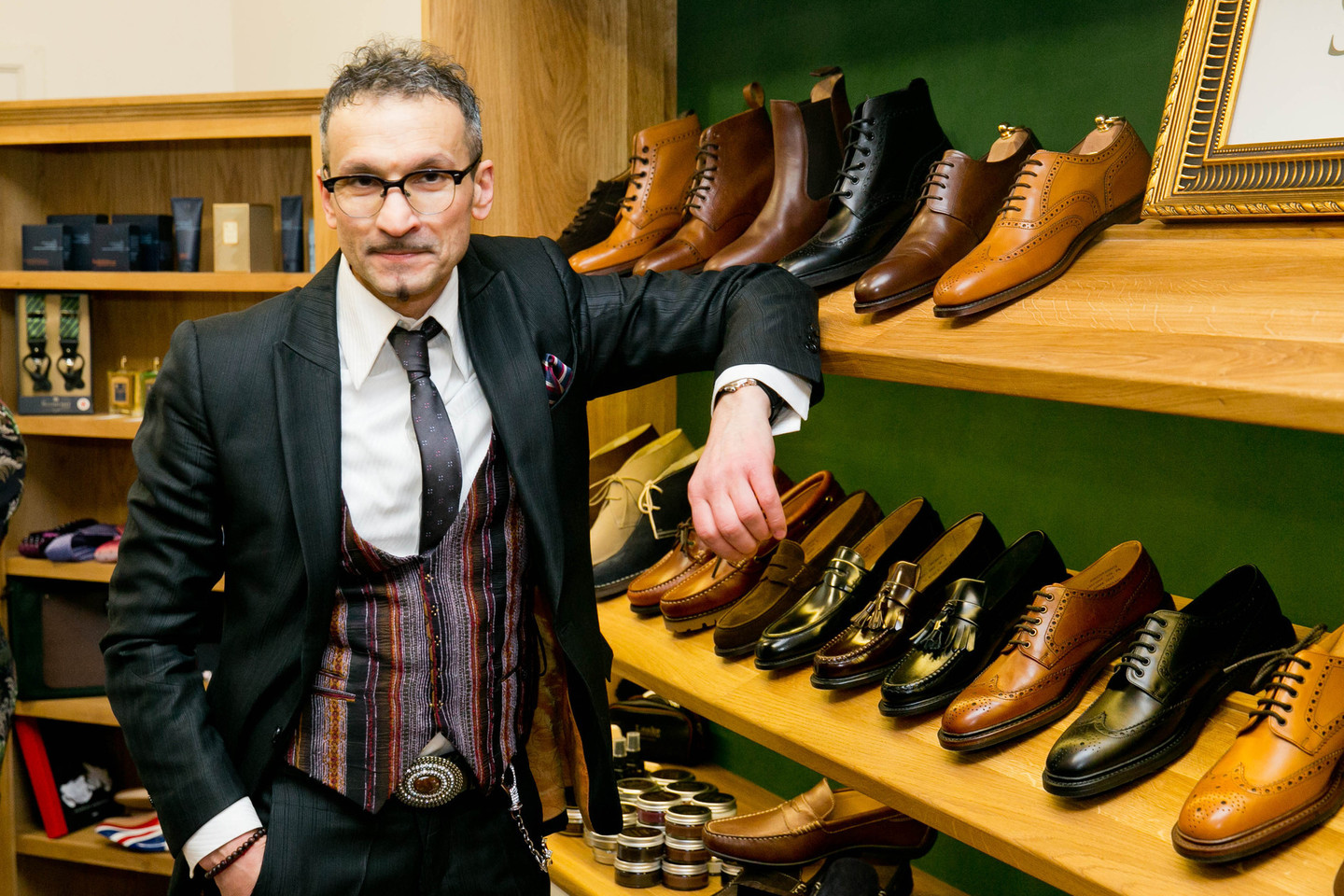 Dizaineris Seržas Gandžumianas parodė bendradarbiavimo su vyriškų rankų darbo batų ir aksesuarų salono „Seva The Gentleman“ rezultatus.<br>T.Bauro nuotr.