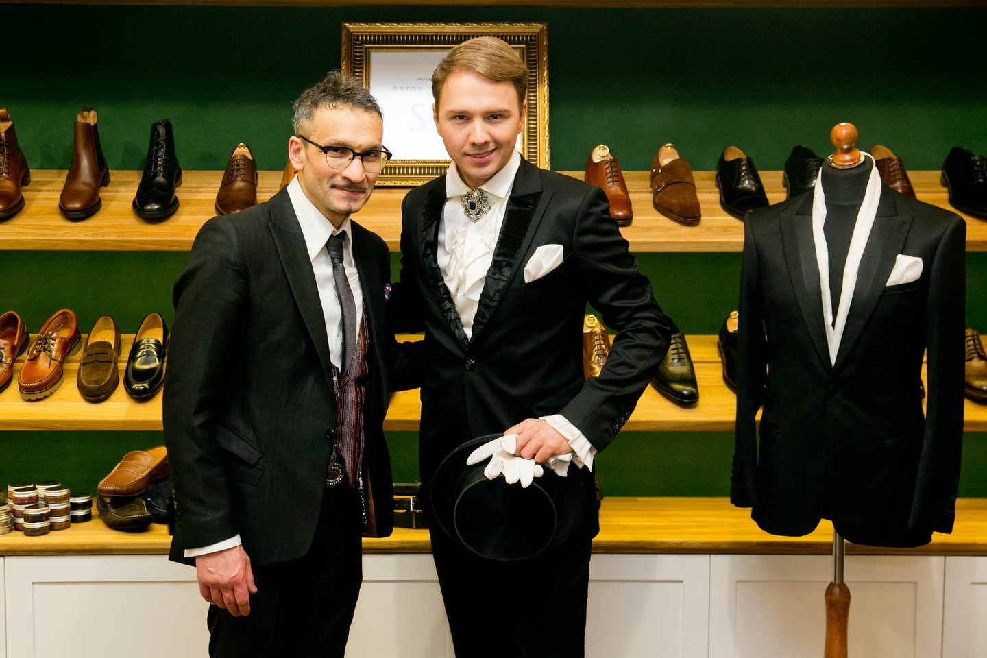 Dizaineris Seržas Gandžumianas parodė bendradarbiavimo su vyriškų rankų darbo batų ir aksesuarų salono „Seva The Gentleman“ rezultatus.<br>T.Bauro nuotr.
