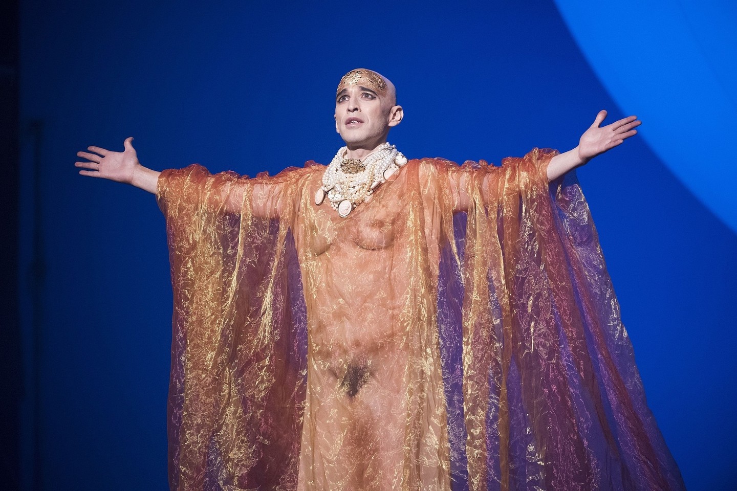 Philipo Glasso opera „Akhnaten“ Anglijos Nacionalinėje operoje Londone. Faraonas Echnatonas – Anthony Roth'as Costanzo.<br>ViDA Press nuotr.
