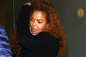 Gerbėjus nuliūdinusi Janet Jackson toliau bando jų kantrybę