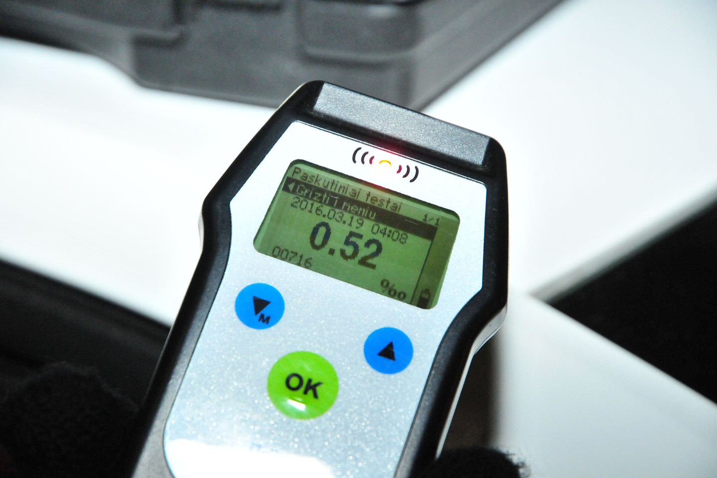 Metų vairavimo stažą turintis BMW vairuotojas į alkotesterį įpūtė 0,52 prom.<br>A.Vaitkevičiaus nuotr.