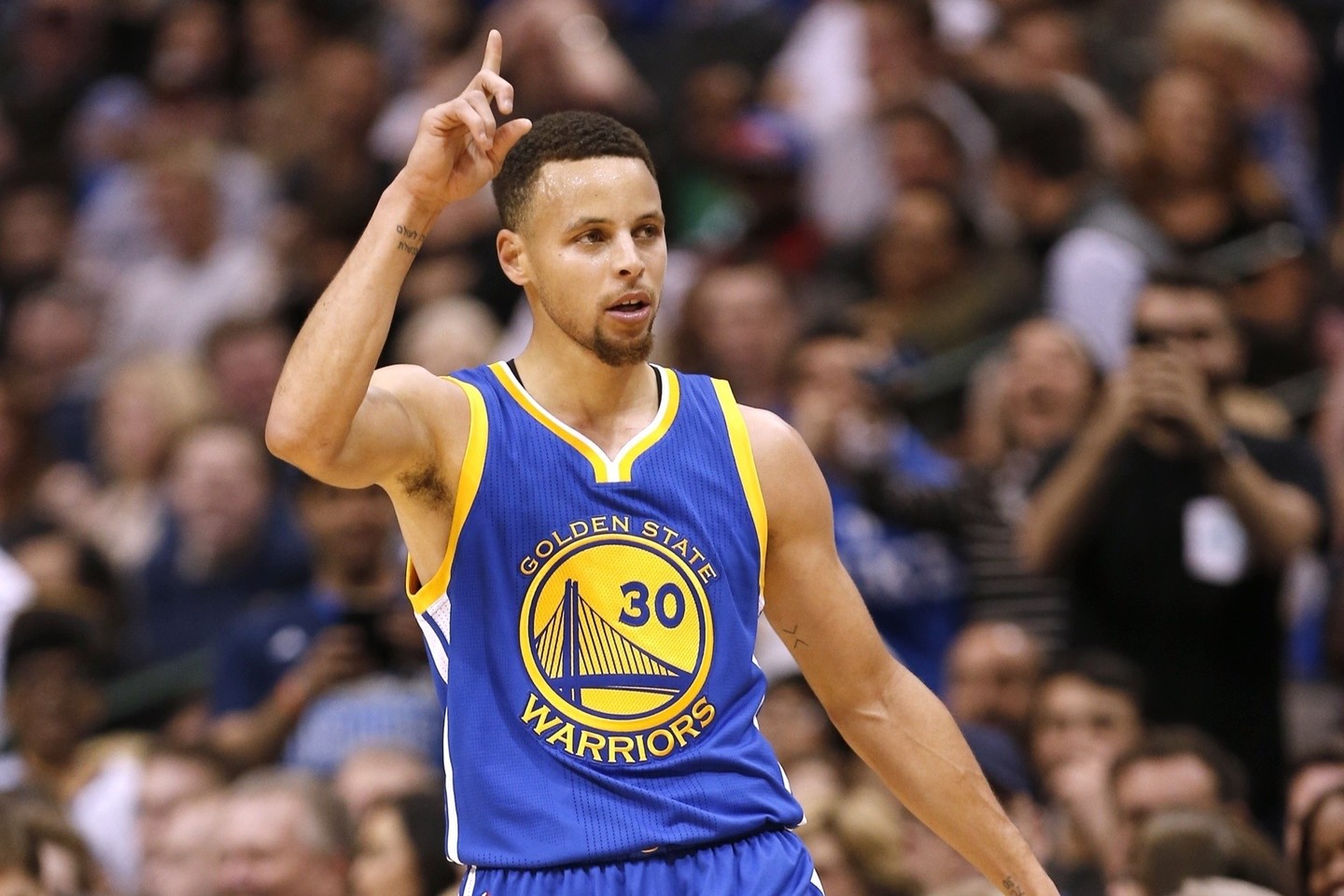 S.Curry ir vėl pradžiugino efektingu tritaškiu.