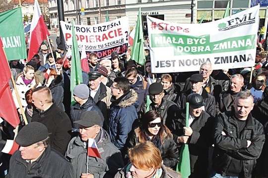 Valdžios įsiutinti Lenkijos ūkininkai pakilo į kovą dėl žemės