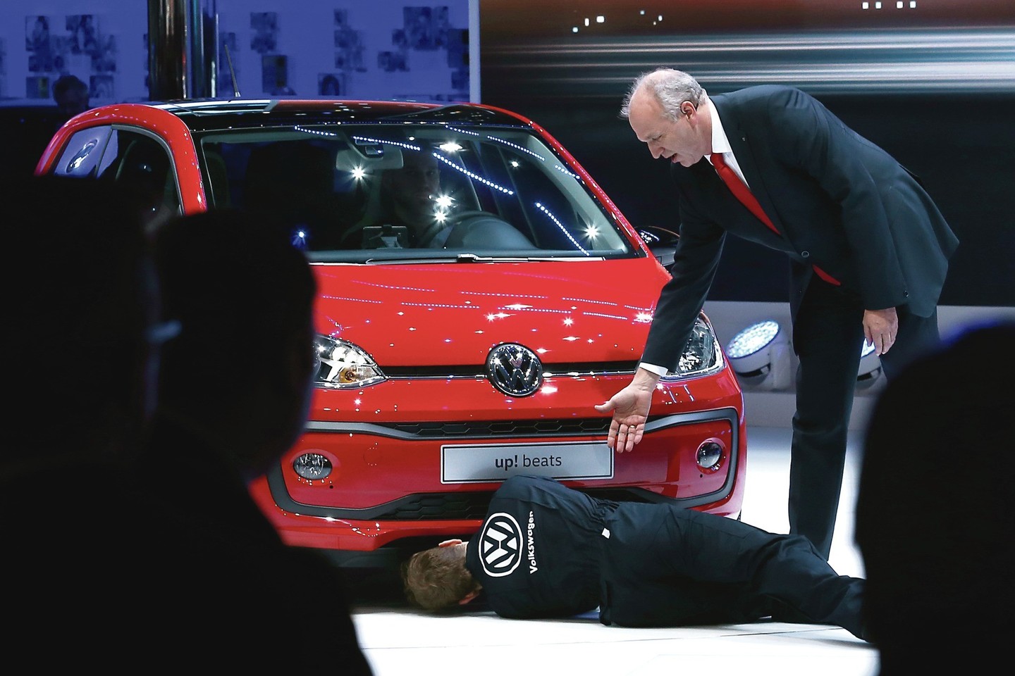 Per „Volkswagen“ pristatymą įbėgęs komikas kišo „naują apgaulės dėžutę“.<br>„Scanpix“ nuotr.