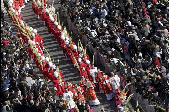 Verbų sekmadienį popiežius Pranciškus pradėjo Didžiąją savaitę ir kritikavo pabėgėliams abejingą Europą.<br>„Reuters“/“Scanpix“ nuotr.