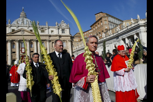 Verbų sekmadienį popiežius Pranciškus pradėjo Didžiąją savaitę ir kritikavo pabėgėliams abejingą Europą.<br>„Reuters“/“Scanpix“ nuotr.