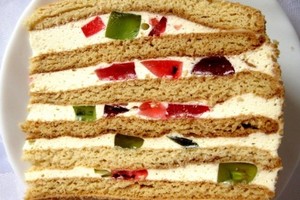 Medaus tortas su žele – gaivus ir spalvingas lyg margutis