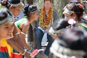 Princas Harry Nepalo kaime sutiktas kaip karalius