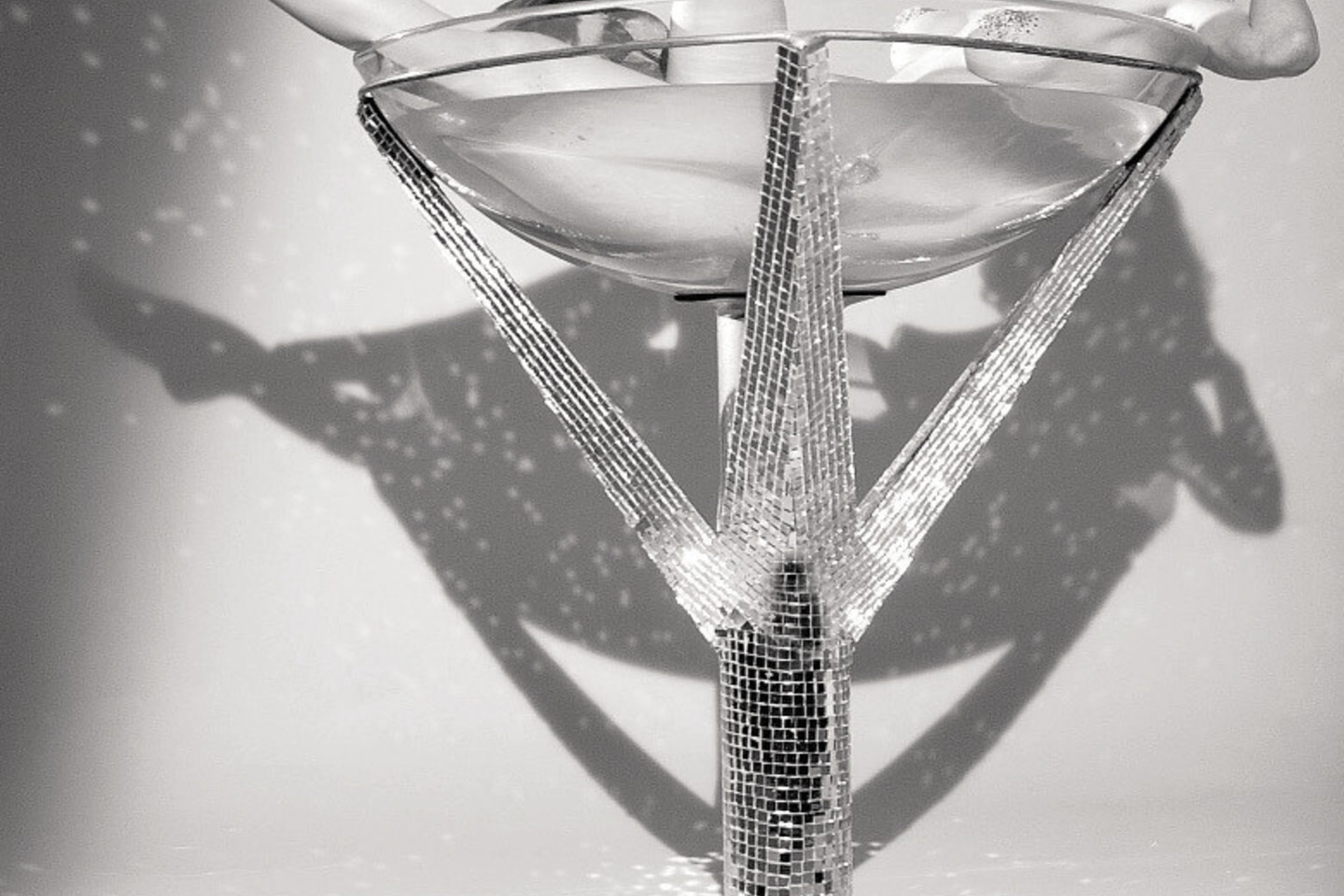 Numeris „Martini“ taurėje buvo skirtas garsiajai burleskos šokėjai Lily Saint Cyr, kuri kadaise taip pat pliuškenosi taurėje – tik šampano.