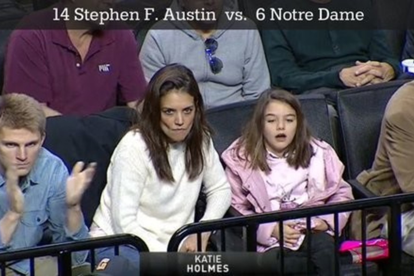 Sekmadienį aktorė ir režisierė Katie Holmes su dukra Suri Cruise praleido stebėdamos krepšinio rungtynes.