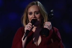 Adele skėlė: tverkinti jai neleidžia didelė sėdynė