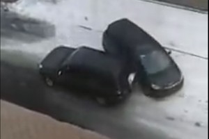 Kelio nepasidalinusios vairuotojos surengė „bulių kautynes“