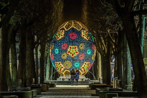 Kaunas pasipuošė milžiniškais šviečiančiais margučiais