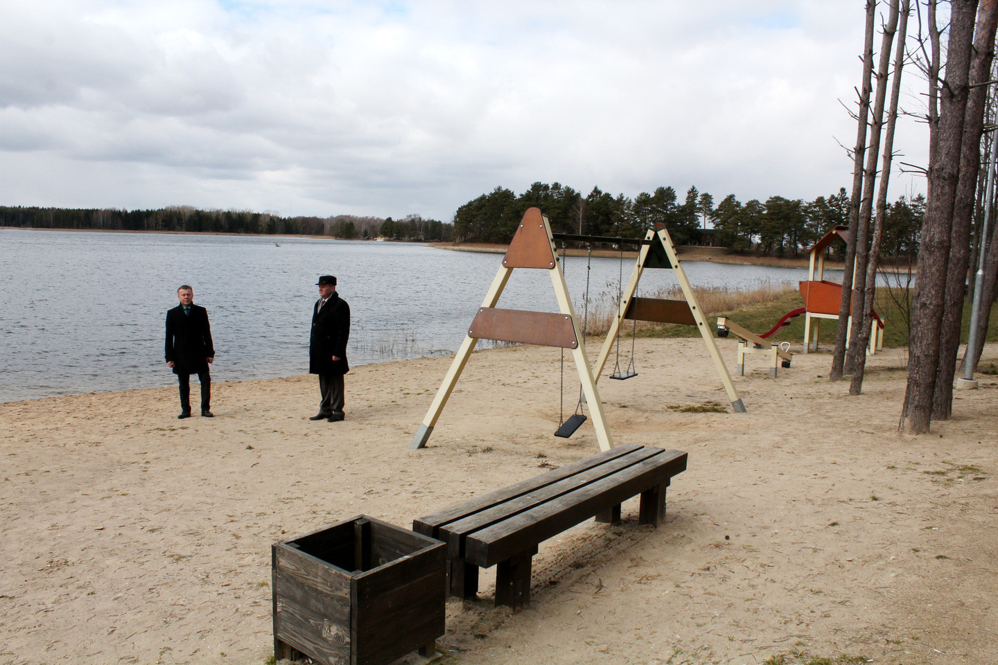 A.Čepononis ir jį lydėjęs Radviliškio vicemeras K.Augulis parodė ir kitoje vietoje prie Arimaičių ežero įrengtą rekreacinę zoną.<br>R.Vitkaus nuotr.