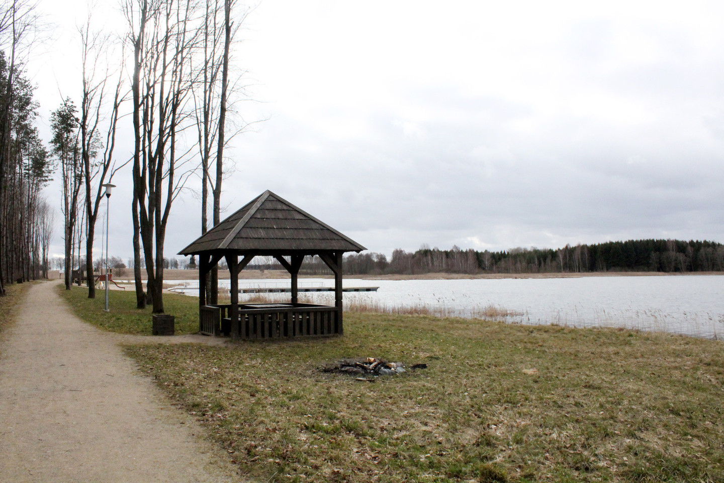 A.Čepononis ir jį lydėjęs Radviliškio vicemeras K.Augulis parodė ir kitoje vietoje prie Arimaičių ežero įrengtą rekreacinę zoną.<br>R.Vitkaus nuotr.