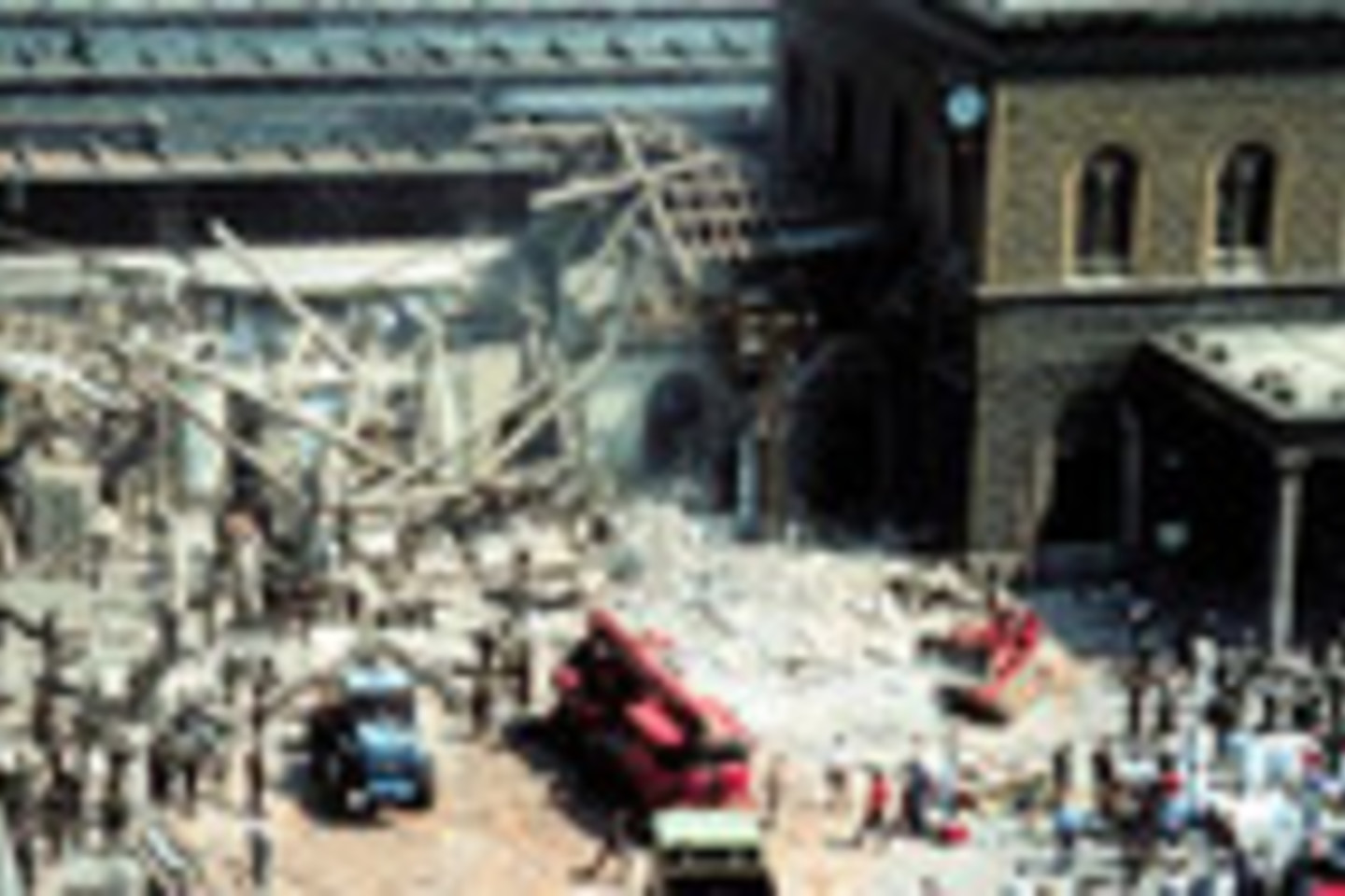 Policininkai per griuvėsius bando patekti į Bolonijos geležinkelio stoties pastatą.<br>Nuotr. iš „Wikipedia“