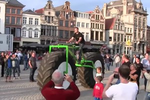 Pamatykite: išradėjas mina traktoriaus dydžio dviratį