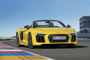 „Audi“ pristatė tikrą greičio mėgėjų svajonę – „R8 Spyder“