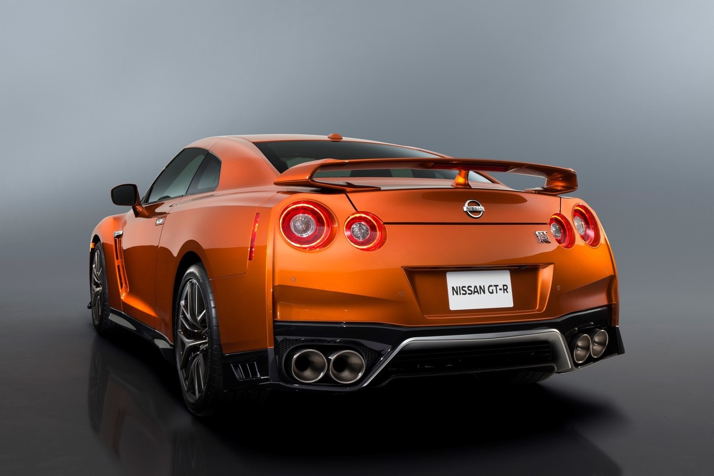 Naujausia GT-R versija – galingesnė ir prabangesnė.<br>Gamintojo nuotr.
