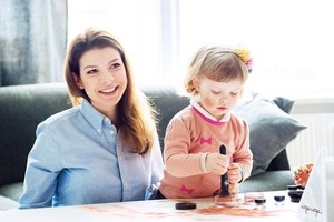 Karolinos Liukaitytės vizažiste tapo dukra Lukrecija