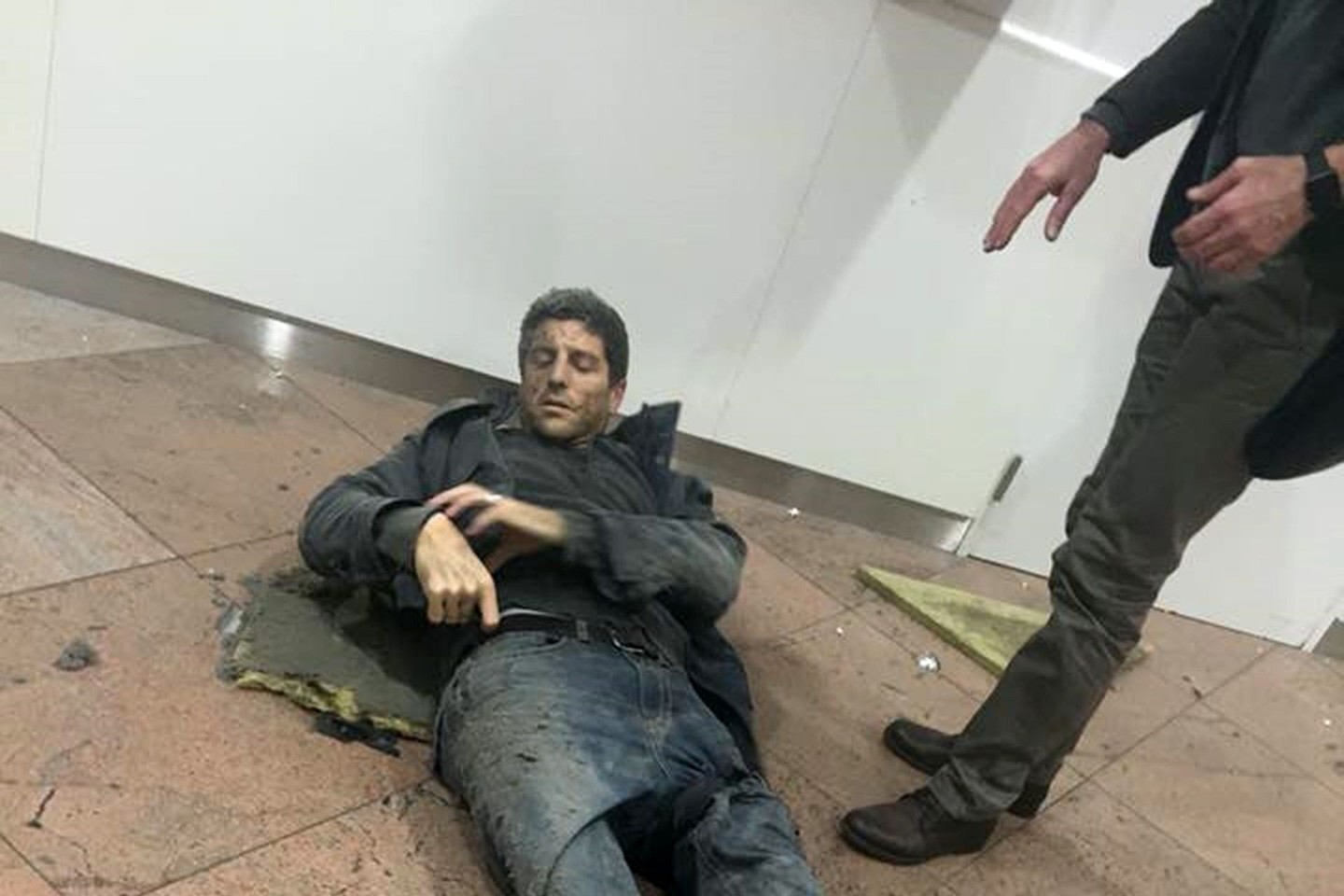 Sebastieno Bellino (37 m.) nuotrauka buvo vienas pirmųjų vaizdų, pasirodęs iš Briuselio oro uosto iškart po sprogimų.<br>AP nuotr.