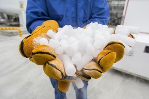 Siūlo būdą, kaip nuo paviršių nuvalyti purvą, pelėsį ar dažus