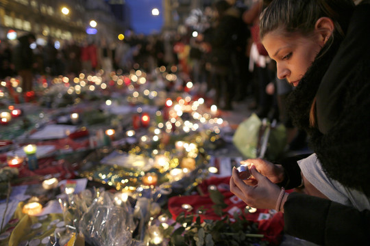 Belgijos gyventojai ir viso pasaulio gyventojai rodė solidarumą ir kartu liejo ašaras dėl kruvinuose išpuoliuose žuvusių žmonių.<br>„Reuters“/“Scanpix“ nuotr.