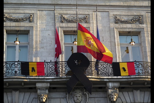 Belgijos gyventojai ir viso pasaulio gyventojai rodė solidarumą ir kartu liejo ašaras dėl kruvinuose išpuoliuose žuvusių žmonių.<br>„Reuters“/“Scanpix“ nuotr.