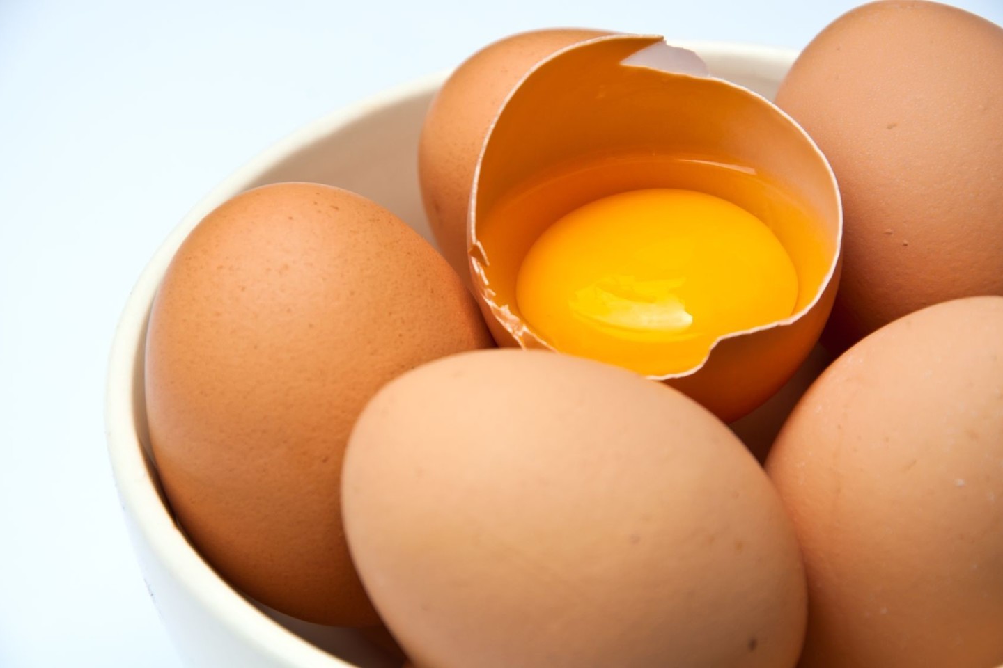 Mėgstantiems žalius kiaušinius reikėtų valgyti tik trynį, o ne baltymą.<br>123rf nuotr.
