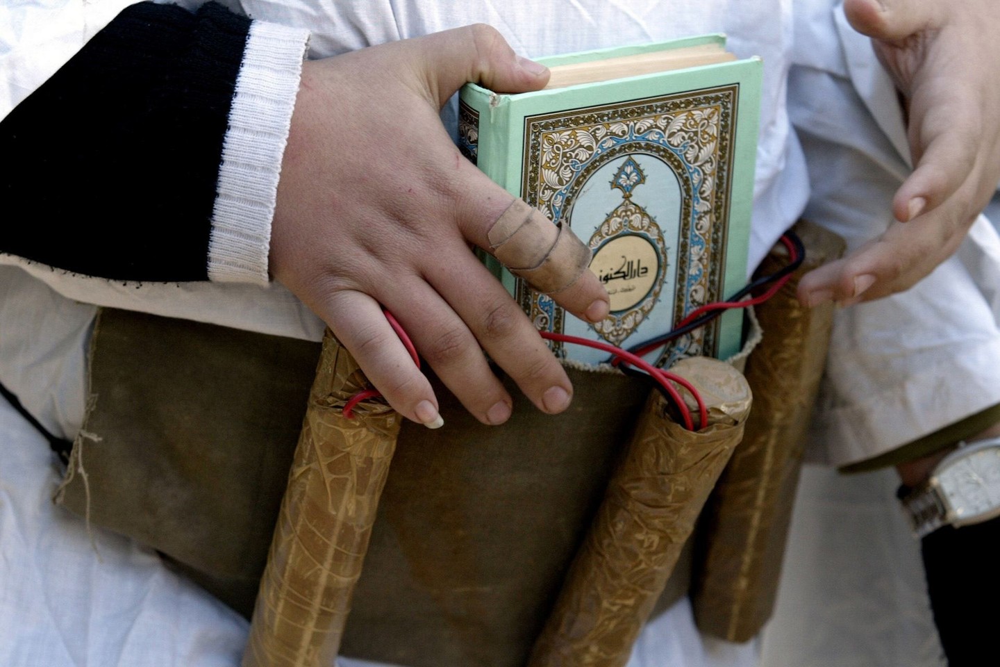 Būsimam teroristui taip pat kalama į galvą jo išskirtinumo idėja. Jam vis įkyriai kartojama apie jo ypatingą tikėjimo kankinio misiją. Apie tai, kad jis yra pasirinktasis religinės tiesos nešėjas.<br>Reuters/Scanpix nuotr.