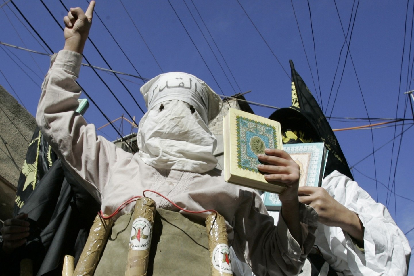 Būsimam teroristui taip pat kalama į galvą jo išskirtinumo idėja. Jam vis įkyriai kartojama apie jo ypatingą tikėjimo kankinio misiją. Apie tai, kad jis yra pasirinktasis religinės tiesos nešėjas.<br>Reuters/Scanpix nuotr.