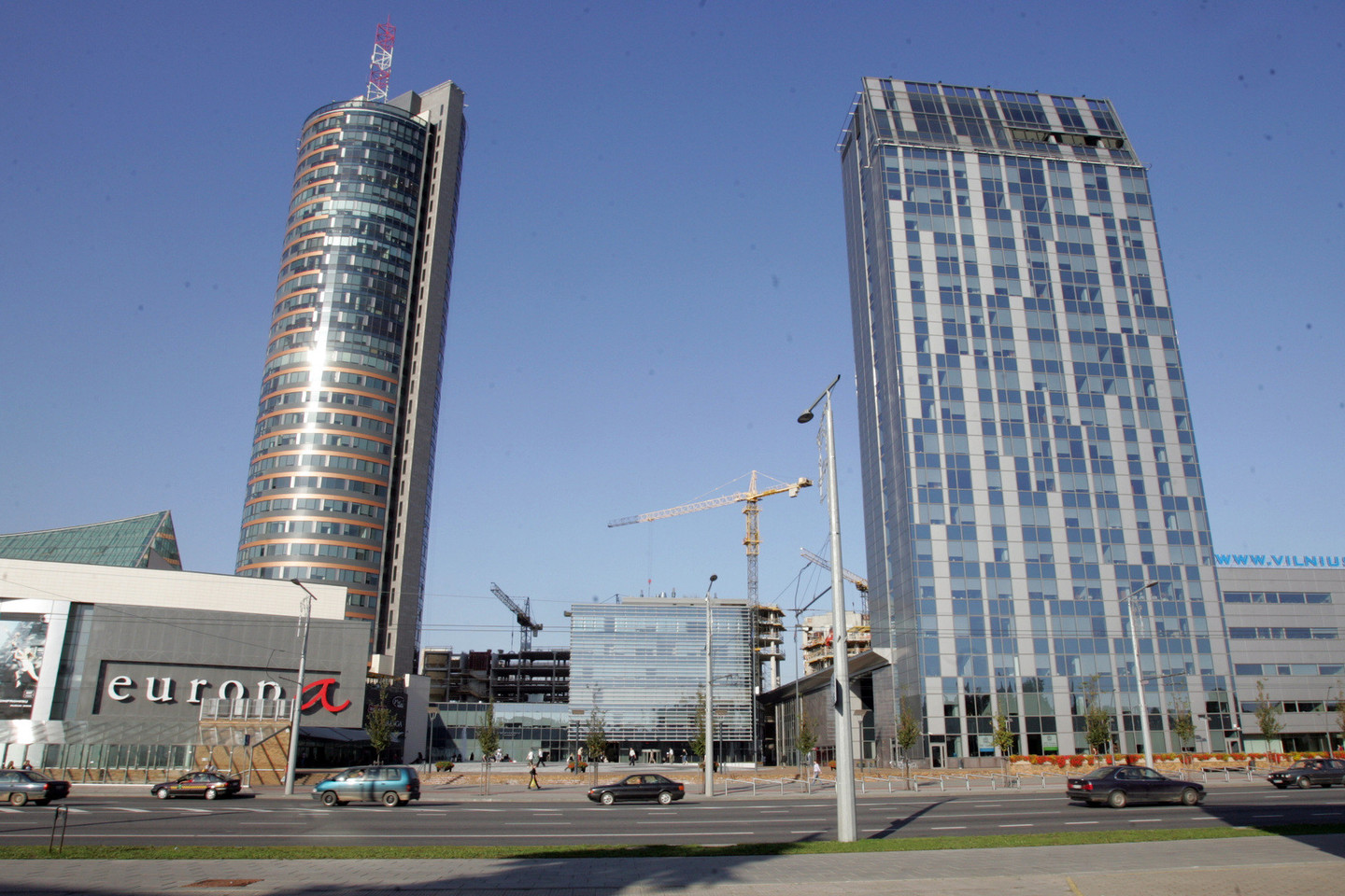 2006 – aisiais Konstitucijos pr. jau stūksojo Europos verslo centras ir savivaldybės pastatas, kilo verslo centras „3 Burės“.<br>T.Bauro nuotr.