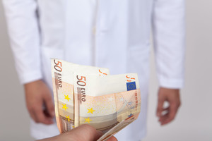 Apklausa: kaip reaguojama į užuominas apie kyšį