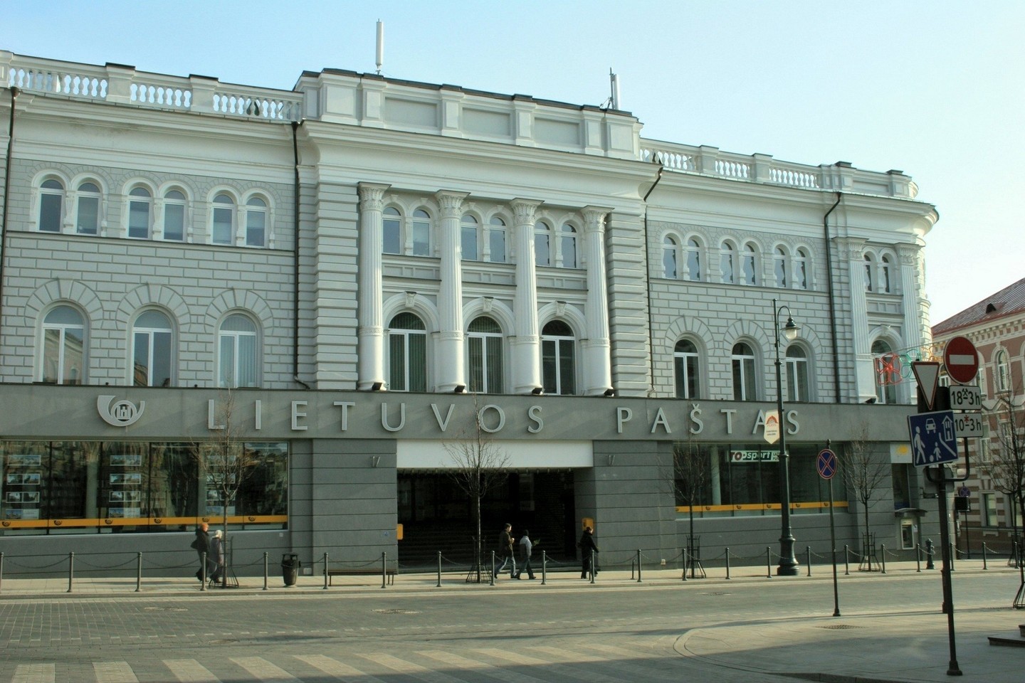 Daugiau nei 5,4 tūkst. kv. m. plotą užimančių Vilniaus centrinio pašto patalpų šiuo metu vos pusė tėra naudojama pašto paslaugų teikimui.<br>Bendrovės nuotr.
