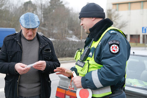 Pareigūnus nustebino vairuotojo prašymas: „Duokite man pūsti“