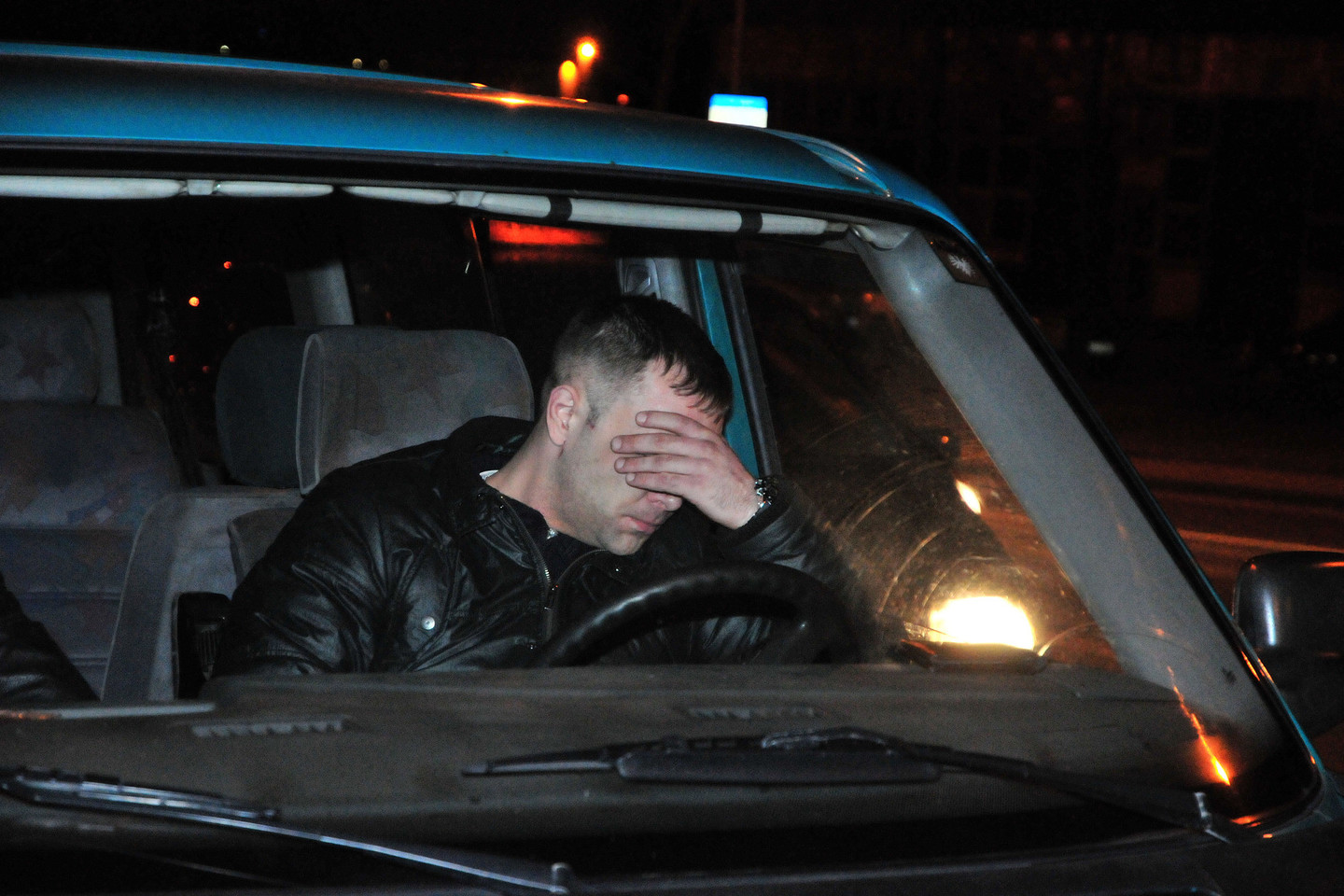 „VW Caravelle“ vairavęs vyras pareigūnams sugebėjo pateikti tik Anglijoje išduotą pažymėjimą, kad jis mokosi vairuoti.<br>A.Vaitkevičiaus nuotr.