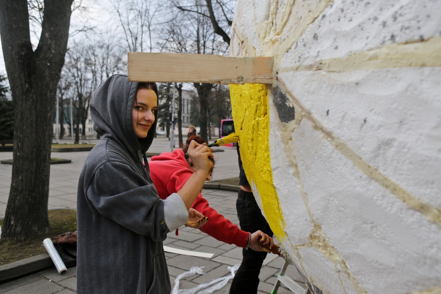 Kauno studentai šeštadienį ėmė dažyti jų pačių sukurtą 5,5 metro aukščio margutį.<br>G.Bitvinsko nuotr.