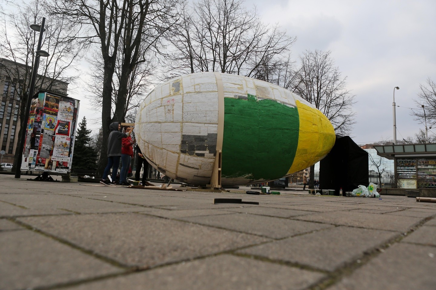 Kauno studentai šeštadienį ėmė dažyti jų pačių sukurtą 5,5 metro aukščio margutį.<br>G.Bitvinsko nuotr.