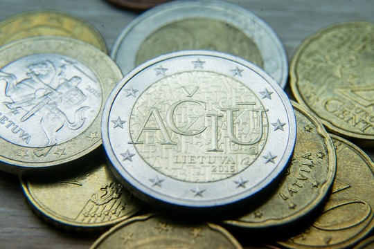 10 patarimų, kaip su vaikais kalbėti apie pinigus