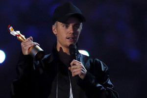 Bette Midler vėl pasišaipė iš Justino Bieberio nuogybės