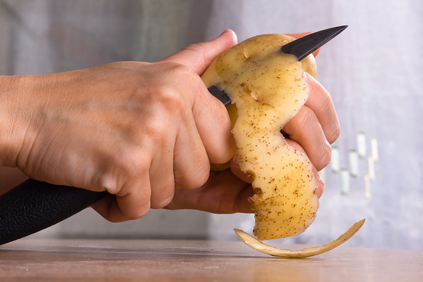 Bulvių lupenomis galite patamsinti plaukus.<br>123rf nuotr.