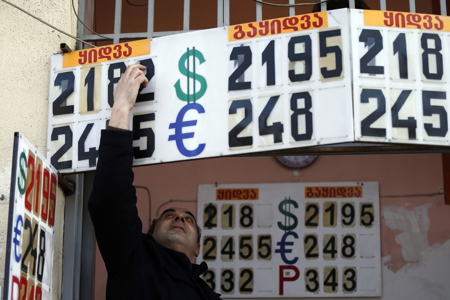 Nors atsiskaityti sava valiuta patogiau, bet tai gali nepigiai atsieiti.<br>Reuters/Scanpix nuotr.