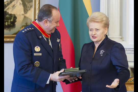 D.Grybauskaitė išreiškė generolui padėką už jo asmeninį indėlį reaguojant į Rusijos agresiją Ukrainoje ir NATO pajėgų dėmesį Baltijos regionui.<br>M.Kulbio nuotr.