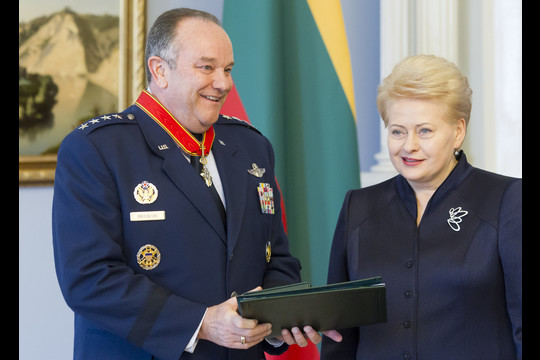 D.Grybauskaitė išreiškė generolui padėką už jo asmeninį indėlį reaguojant į Rusijos agresiją Ukrainoje ir NATO pajėgų dėmesį Baltijos regionui.<br>M.Kulbio nuotr.