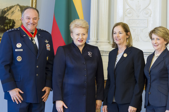 Valstybės vadovė padėkojo generolui už ištikimybę demokratinėms vertybėms, draugystę, paramą, kurią Lietuvą nuolat jautė pastaraisiais metais<br>M.Kulbio nuotr.
