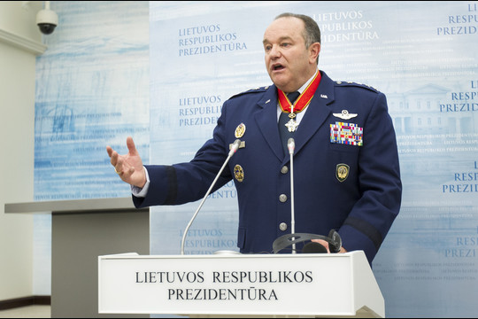 Philipas Markas Breedlove'as teigia, kad NATO turi būti pasiruošęs Baltijos šalių oro gynybai.<br>M.Kulbio nuotr.