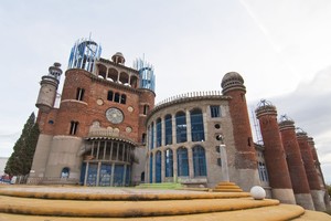 Plyta po plytos: buvęs vienuolis jau 50 metų stato katedrą